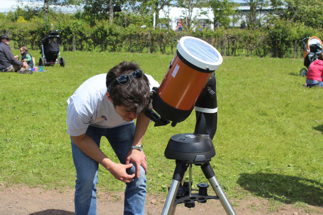 The solar filter can be seen on the front of this telescope.  This is a white light safety filter and shows the sun in its' true white colour.  Sorry kids, the sun is not yellow or orange, it's a boring white!